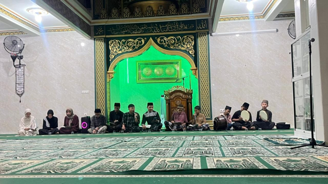 KKM UIN Maulana Malik Ibrahim Kelompok 124 “Adhikara Nawasena” Hidupkan Tradisi Maulid Diba di Masjid Tawakkal